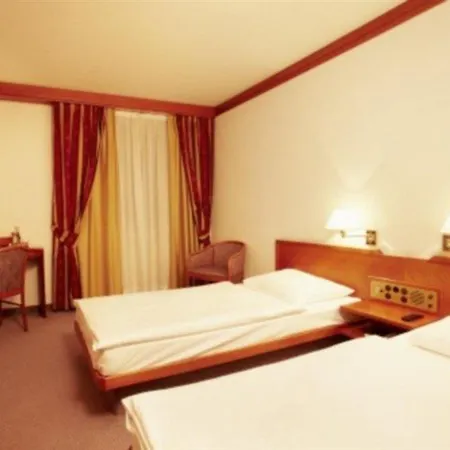 Otel Plaza Messe 4*